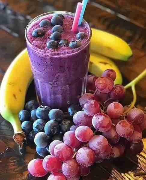 BLUEBERRY GRAPE SMOOTHIE 1 cup fresh or frozen blueberries 1 cup seedless grapes 1/2 banana 🍌 1/2 c...